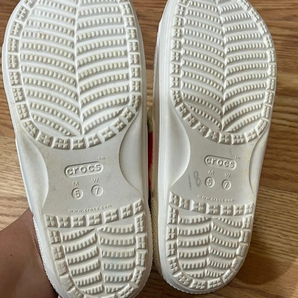 CROCS women’s size 7 flip flops - Picture 4 of 9